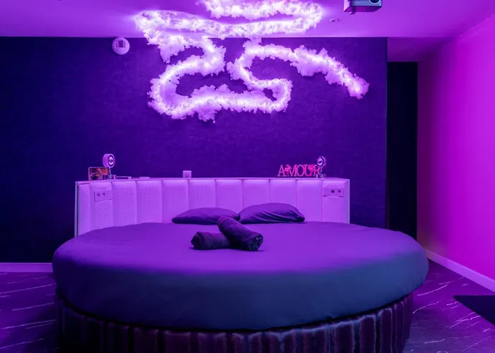 Paradis Jacuzzi Cinema *